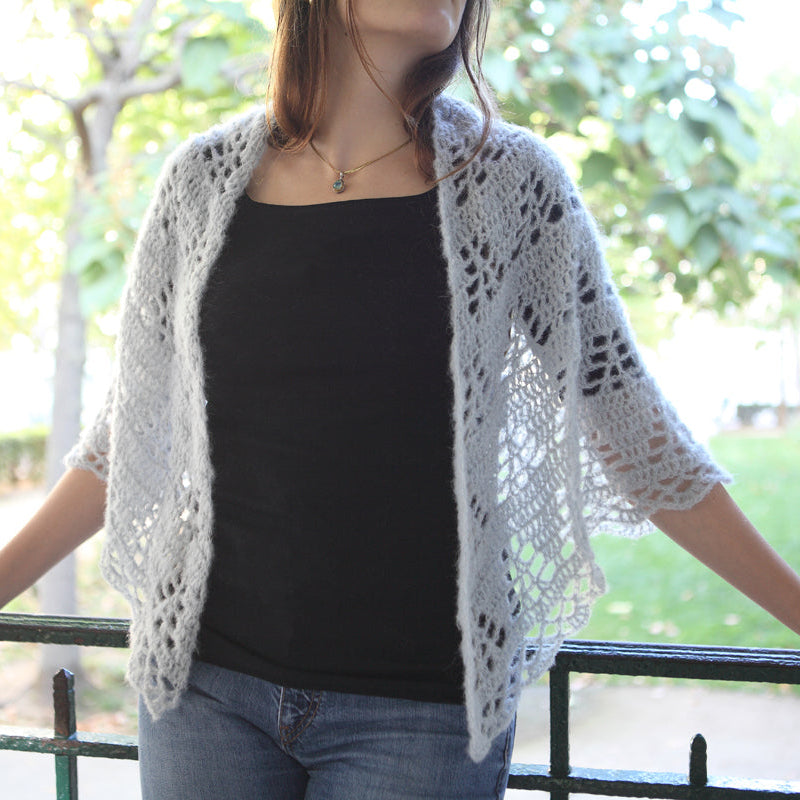 Kit crochet châle Un jour à Paris - en situation porté - Un crochet par ici