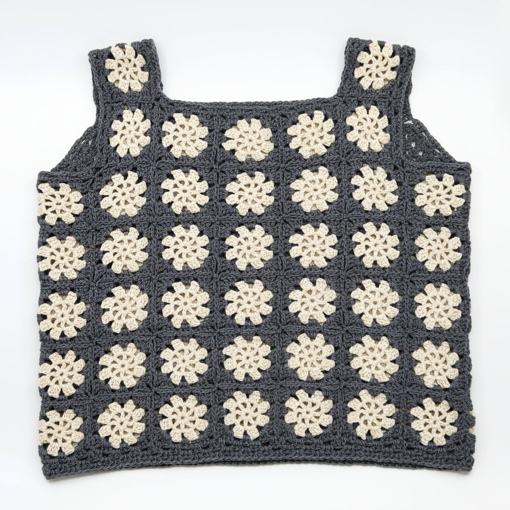Top “Issime" à crocheter, Granny Square assemblés au fur et à mesure. Un création de la marque Un crochet par ici.