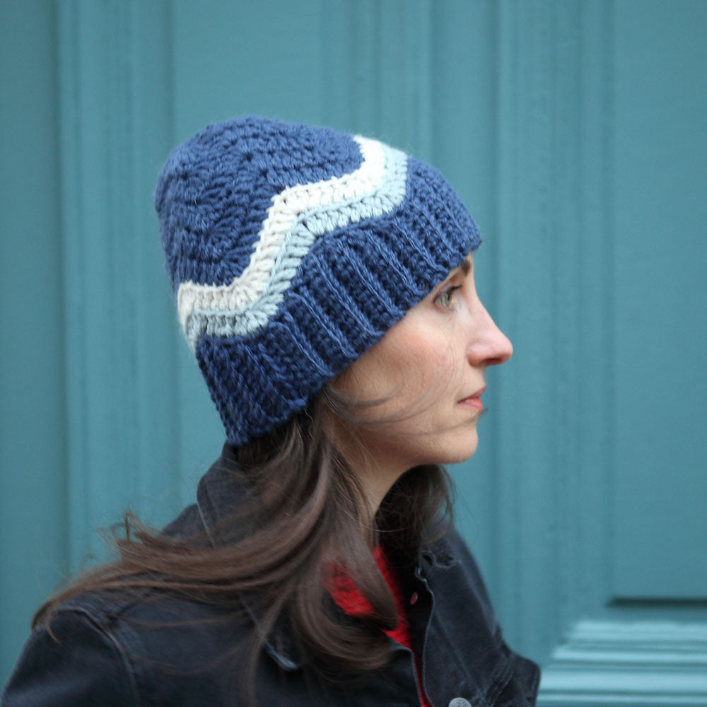 Kit crochet bonnet Chevrons - coloris bleu - Un crochet par ici