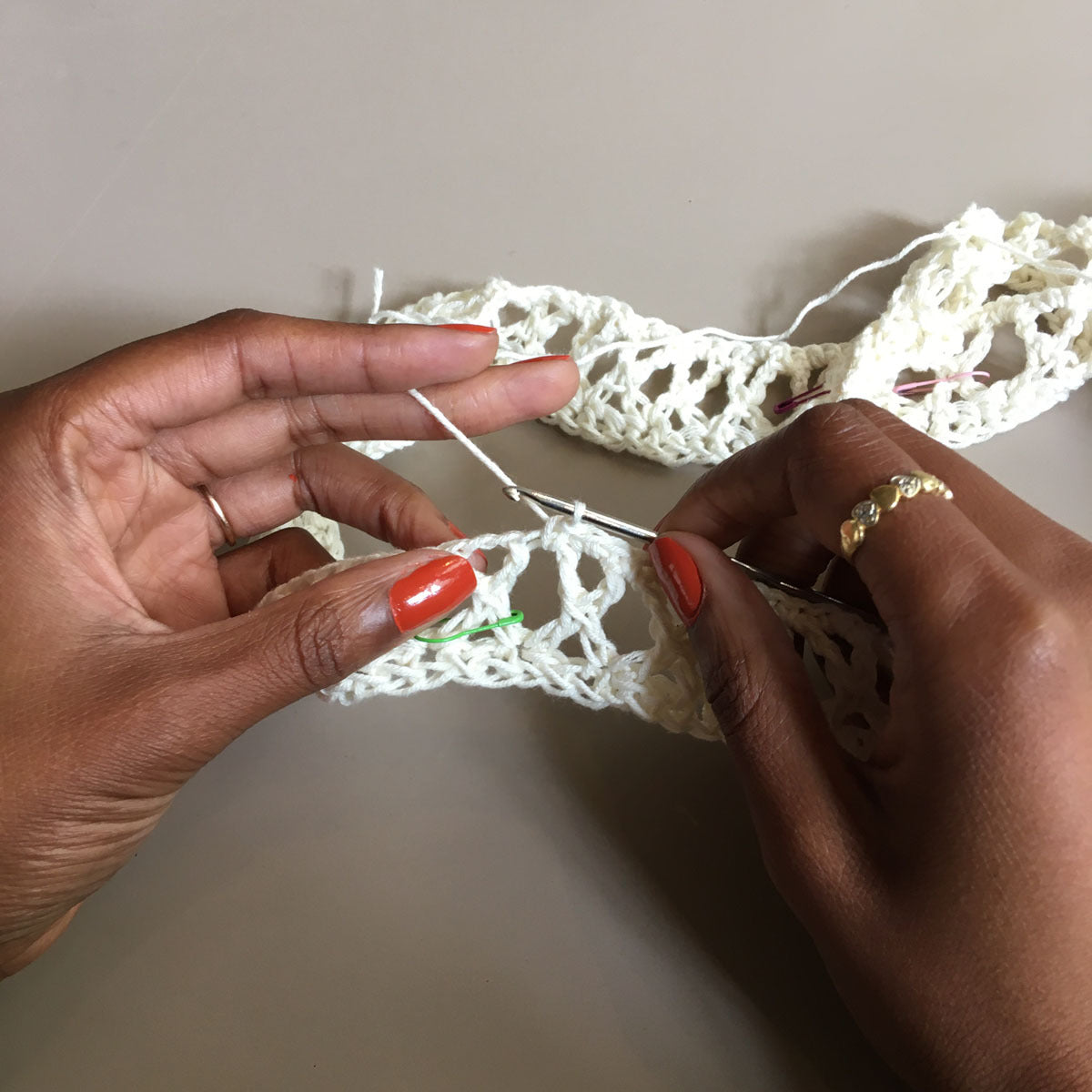 Cours de crochet à Paris - élève en atelier Top - Un crochet par ici