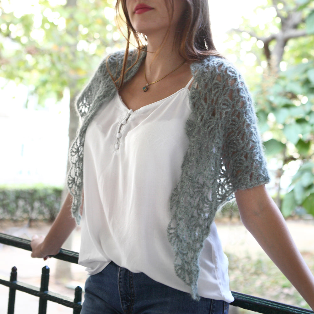 Kit crochet châle Point du jour - porté - Un crochet par ici