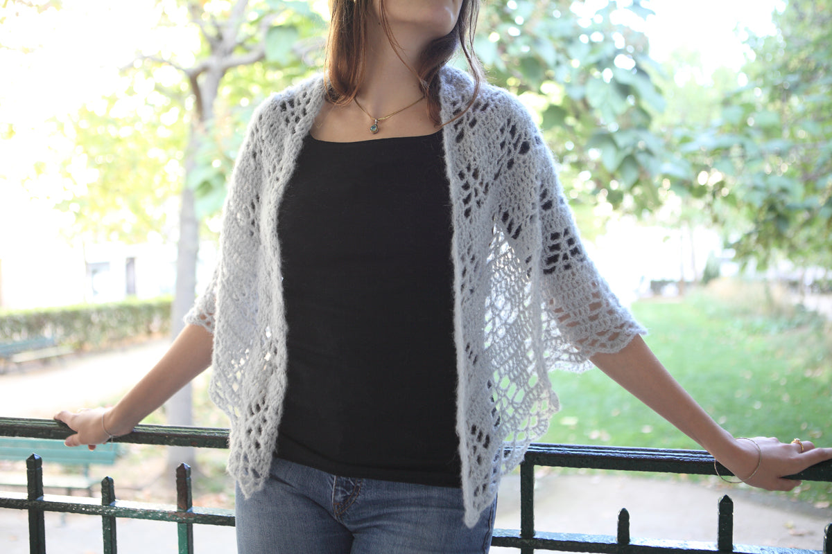 Kit crochet châle Un jour à Paris - en situation porté - Un crochet par ici