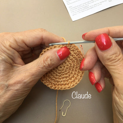 Cours de crochet à Paris - élève en atelier amigurumi - Un crochet par ici