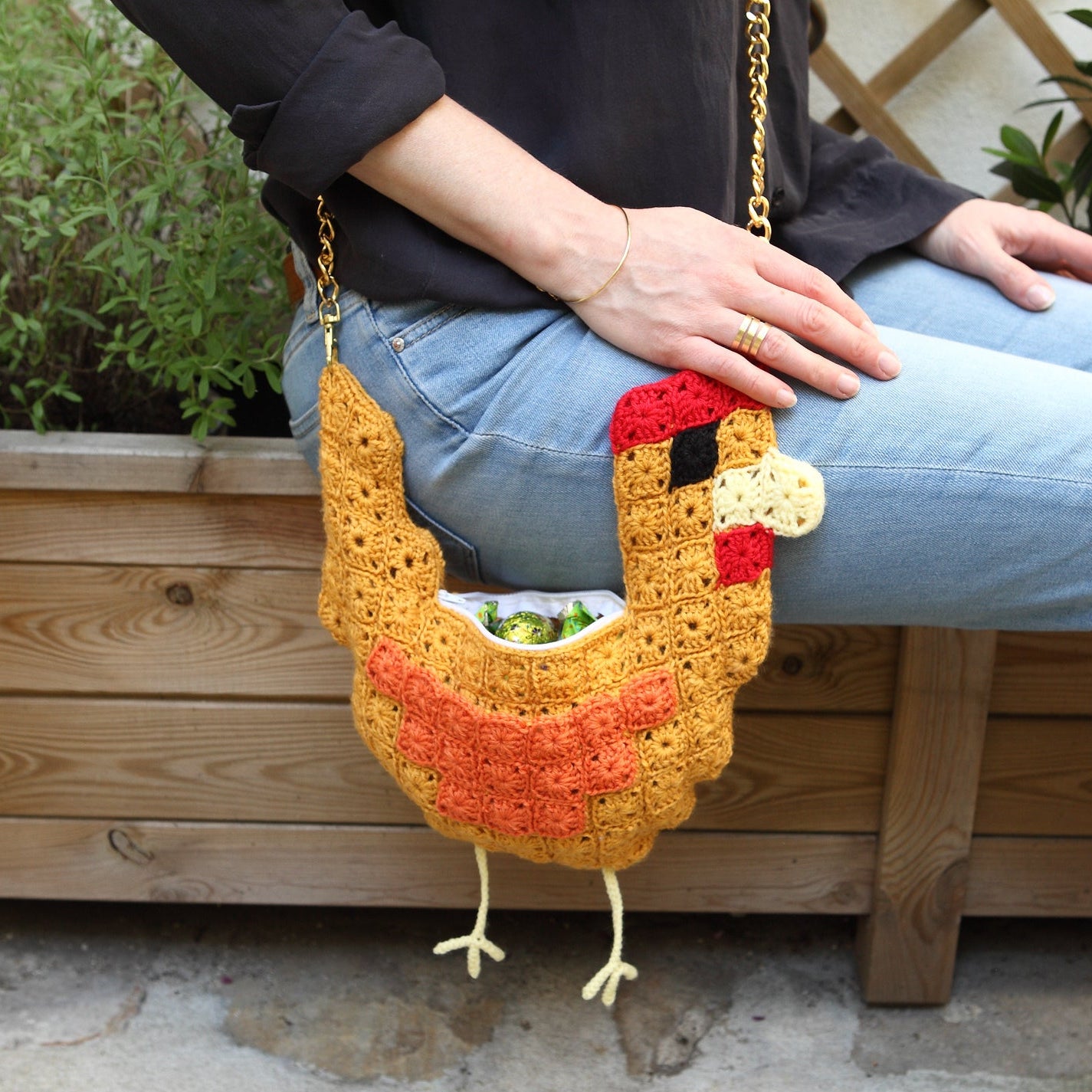Patron Crochet sac poule granny pixel - en situation - Un crochet par ici