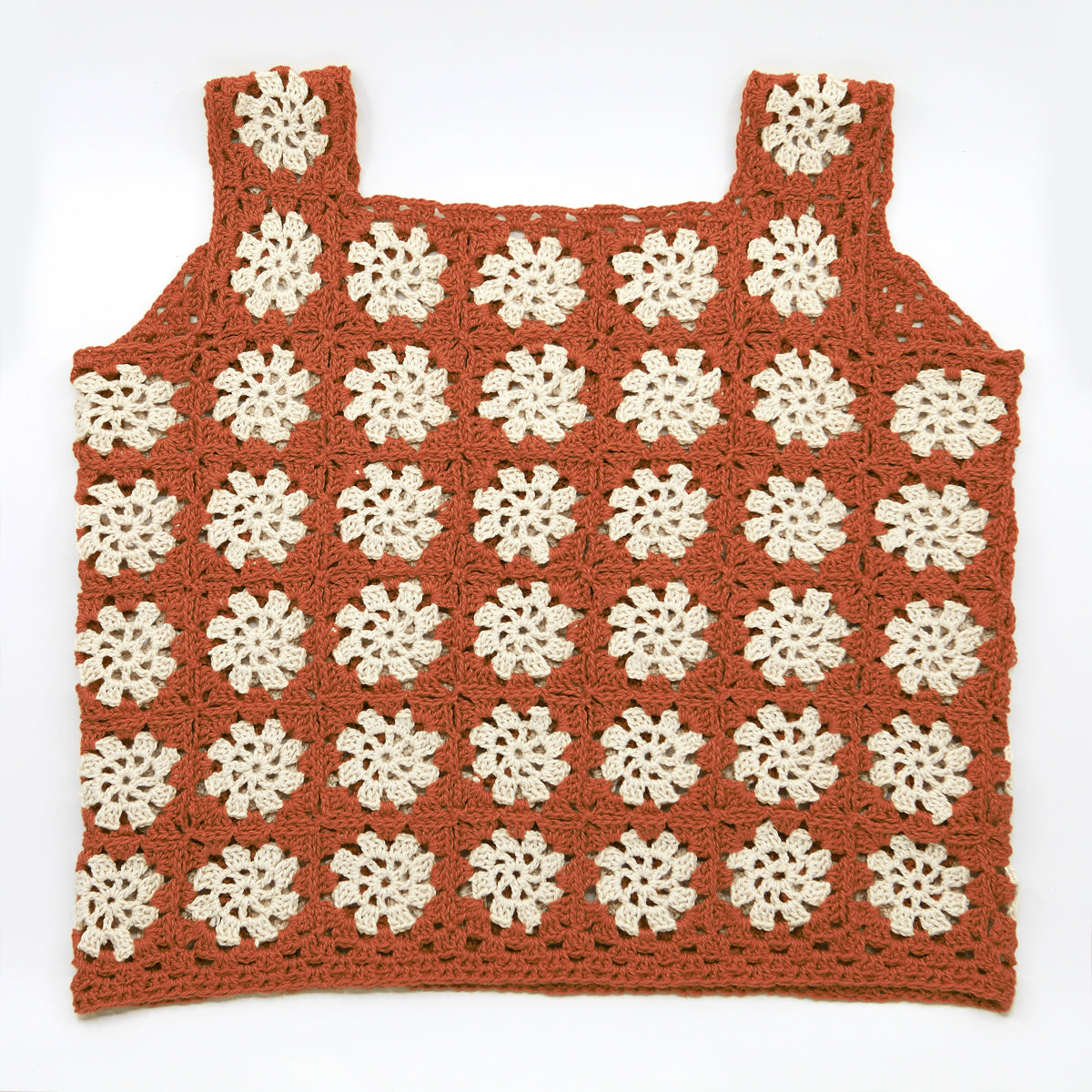 Top “Issime" à crocheter, Granny Square assemblés au fur et à mesure. Un création de la marque Un crochet par ici.