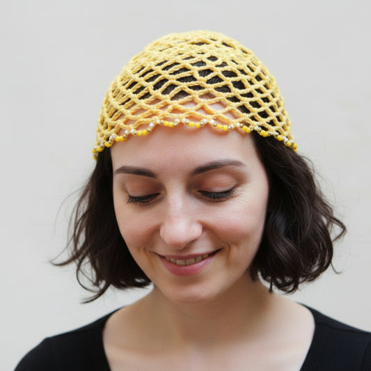 Kit crochet Bonnet résille - vue de 3/4 face - Un crochet par ici