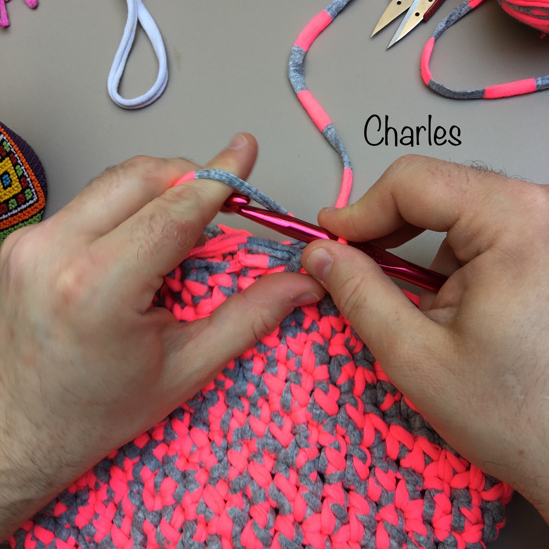 Cours de crochet à Paris - élève en atelier - Un crochet par ici