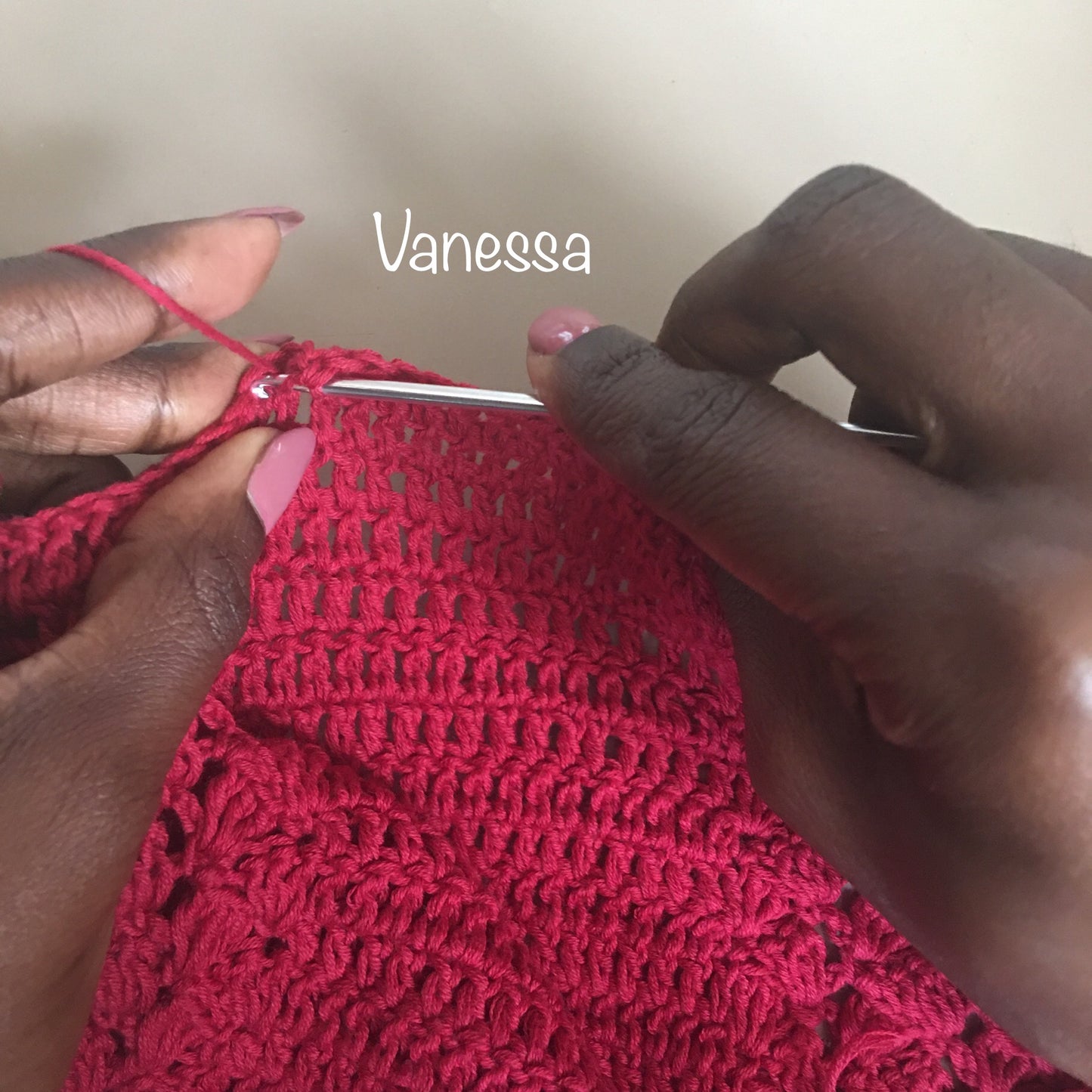 Cours de crochet à Paris - élève en atelier Top d'été - Un crochet par ici