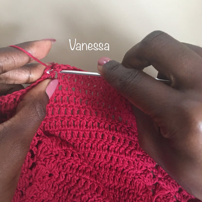 Cours de crochet à Paris - élève en atelier Top d'été - Un crochet par ici