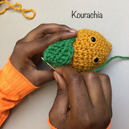 Cours de crochet à Paris - élève en atelier amigurumi - Un crochet par ici
