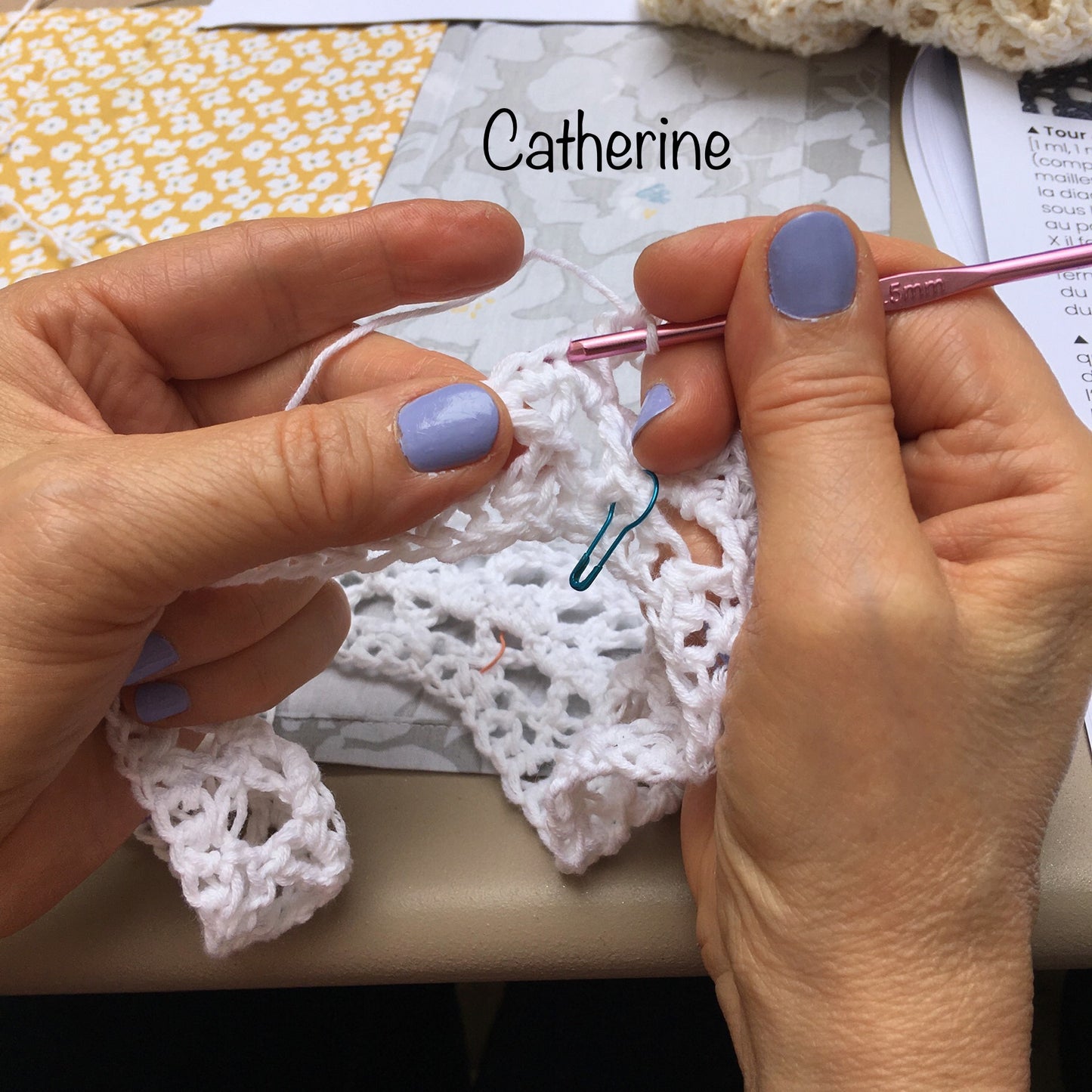 Cours de crochet à Paris - élève en atelier Top X- Un crochet par ici