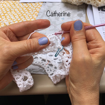 Cours de crochet à Paris - élève en atelier Top X- Un crochet par ici