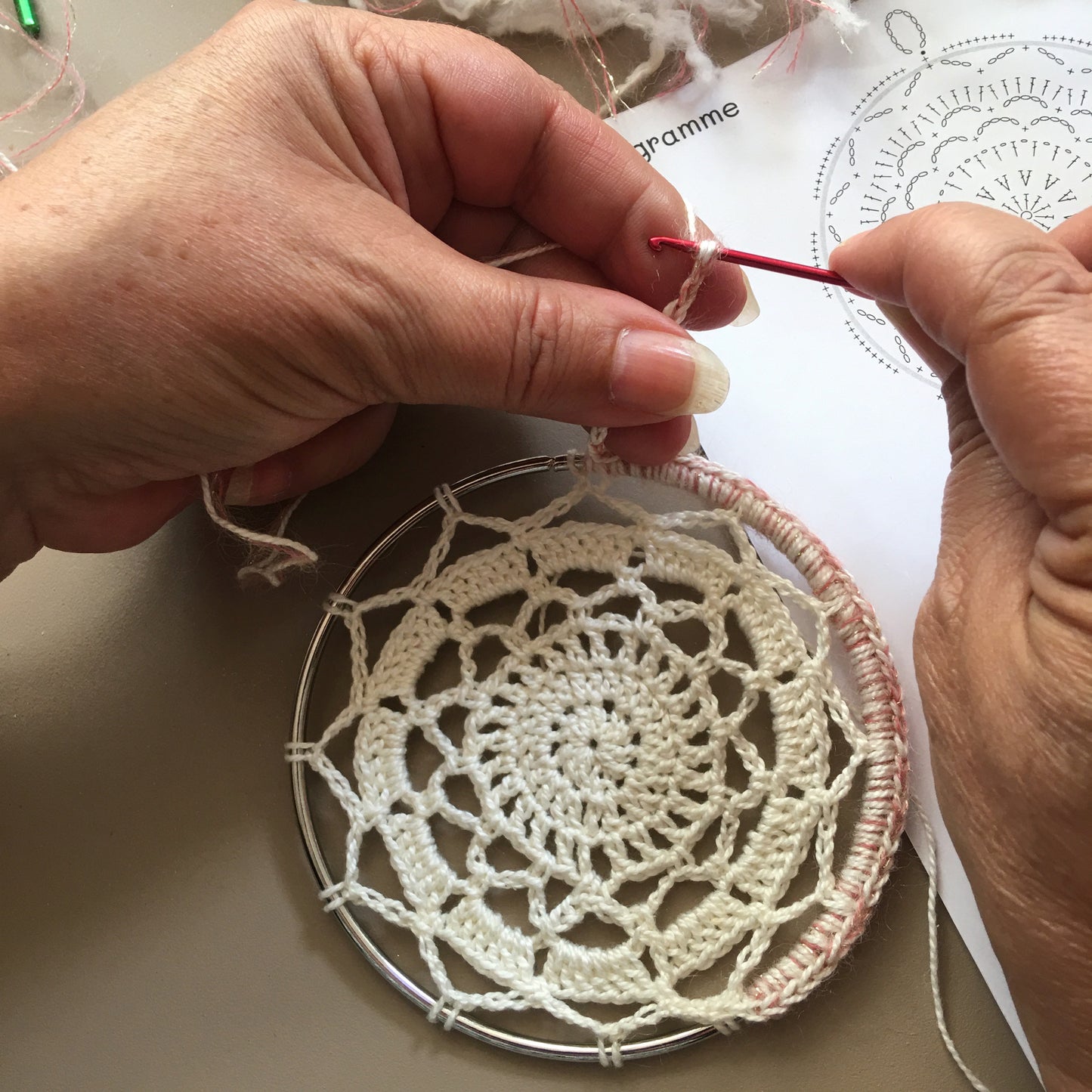 Cours de crochet à Paris - élève en atelier attrape rêve - Un crochet par ici