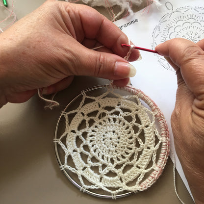 Cours de crochet à Paris - élève en atelier attrape rêve - Un crochet par ici