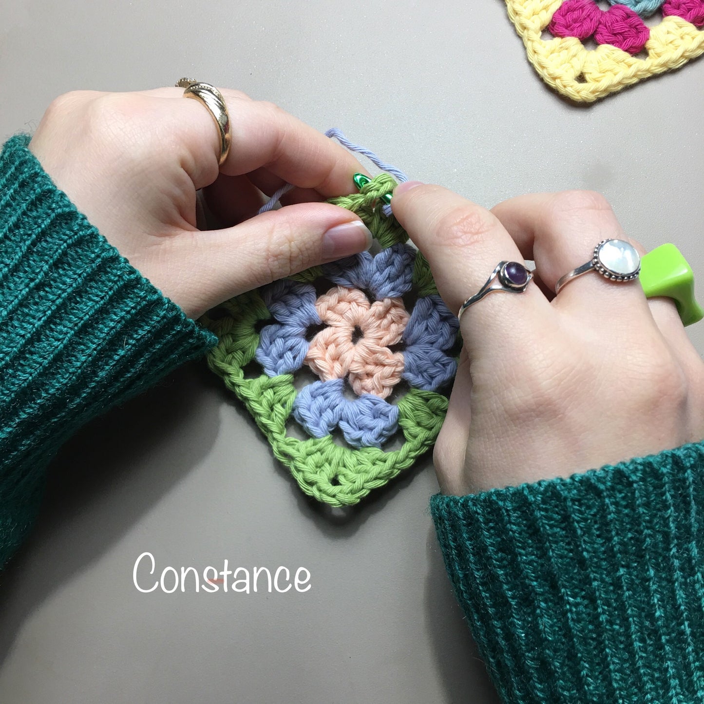 Cours de crochet à Paris - élève en atelier crochète un granny square - Un crochet par ici