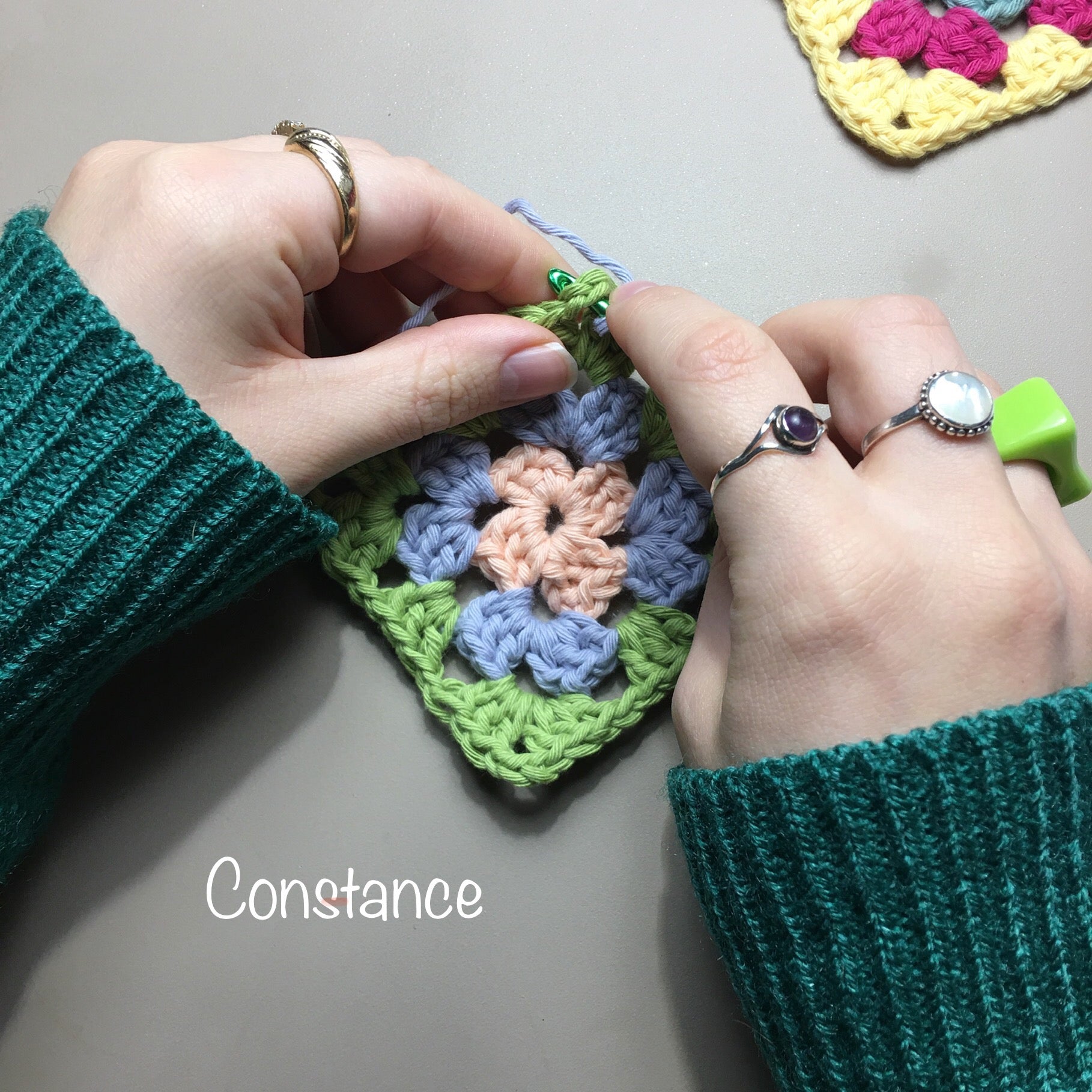 Cours de crochet à Paris - élève en atelier crochète un granny square - Un crochet par ici