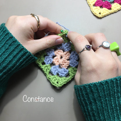 Cours de crochet à Paris - élève en atelier crochète un granny square - Un crochet par ici