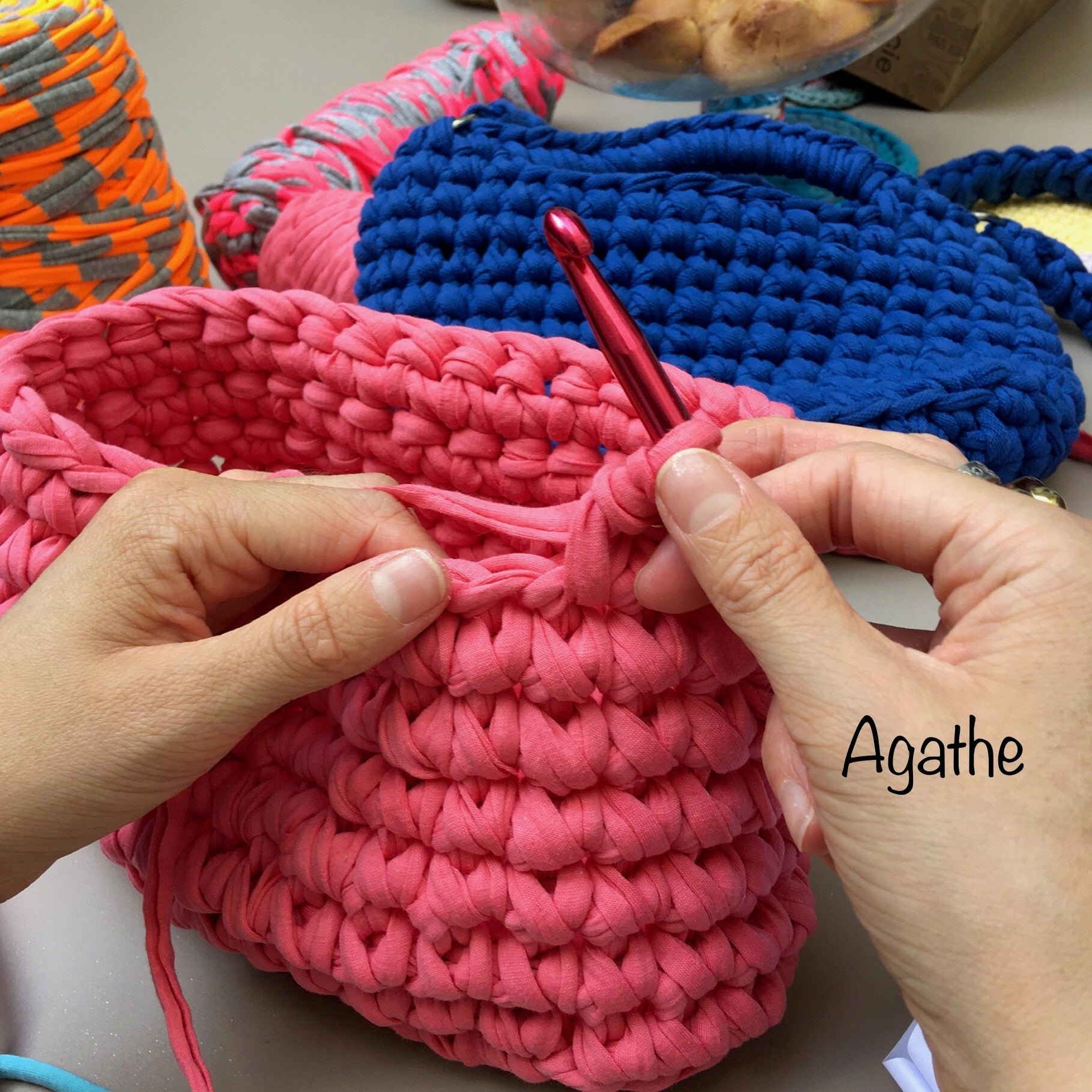 Cours de crochet à Paris - élève en atelier sac t-shirt yarn - Un crochet par ici