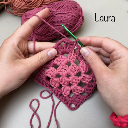 Cours de crochet à Paris - élève réalise un granny square - Un crochet par ici