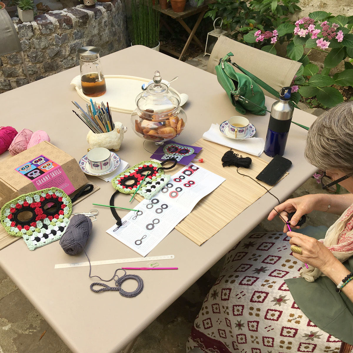 Cours de crochet à Paris - élève en atelier granny skull - Un crochet par ici