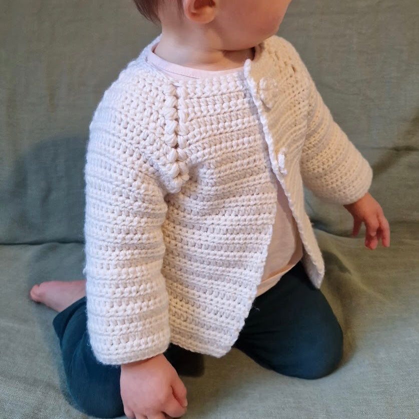 Kit crochet gilet layette fleur - vue de 3/4 - Un crochet par ici