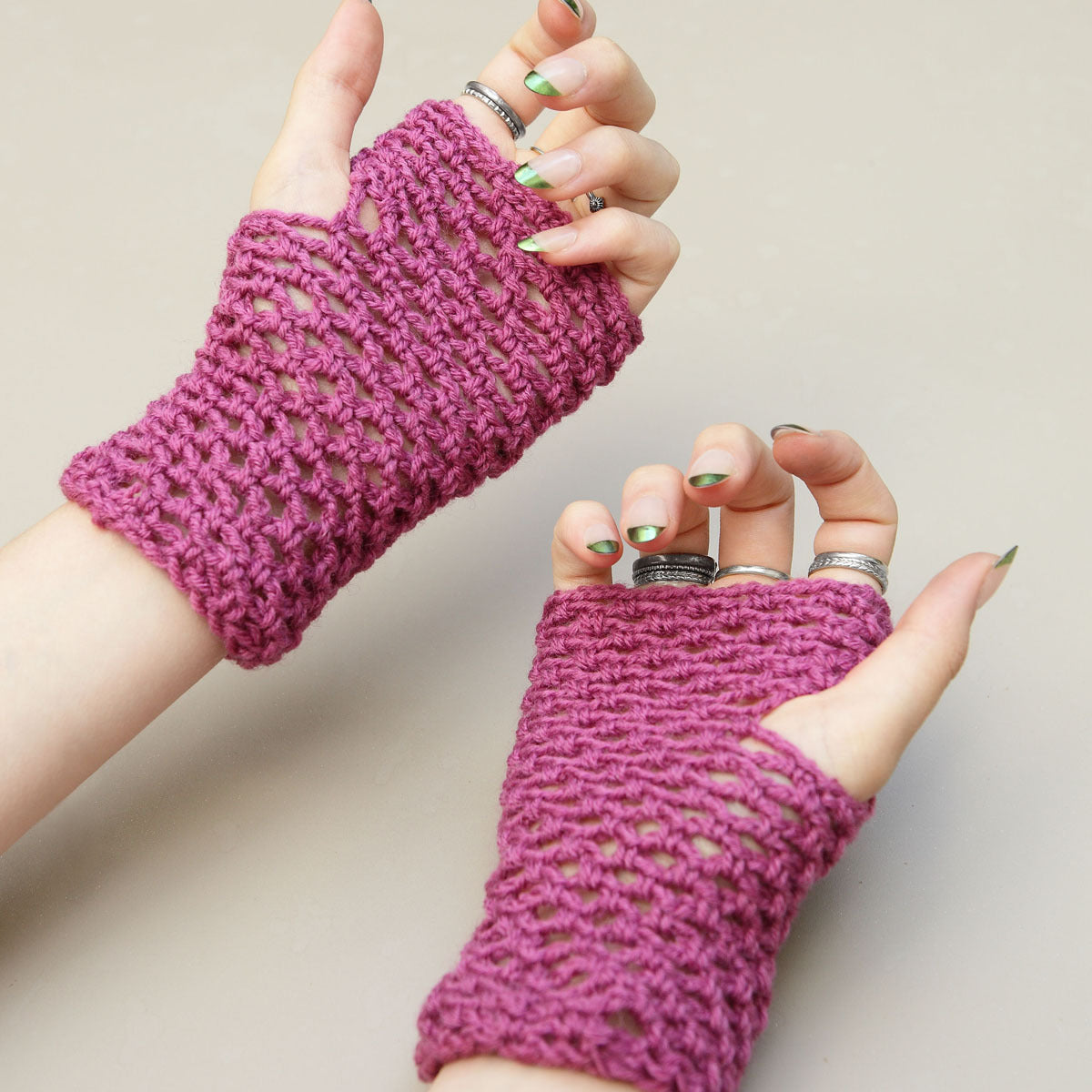Kit crochet mitaines résille - porté - Un crochet par ici