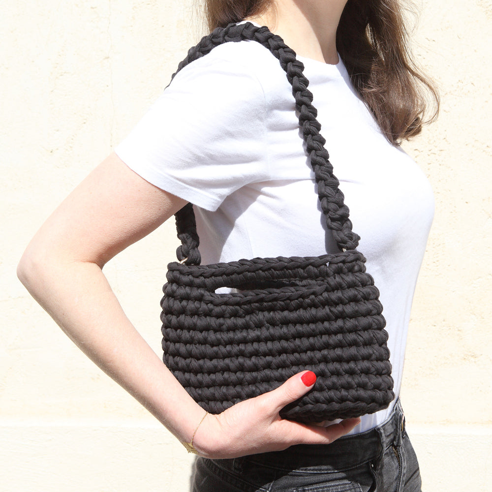 sac baguette épis - porté - coloris noir - Un crochet par ici